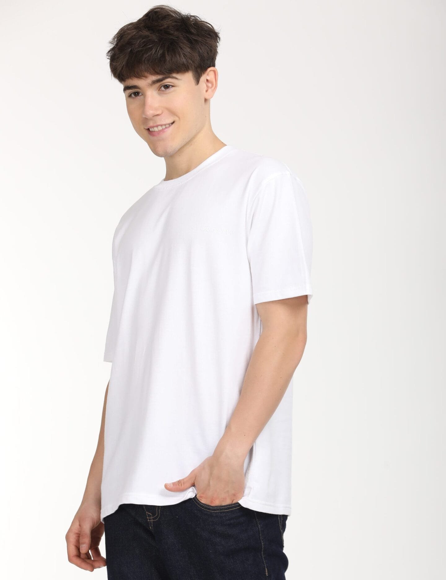 Pure Minimalism: Classic White Oversized Tee - Image 4